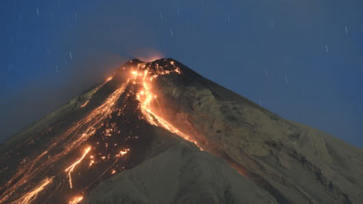 Volcán de Fuego en Guatemala entra en erupción y obliga a evacuar a más de 1.000 personas