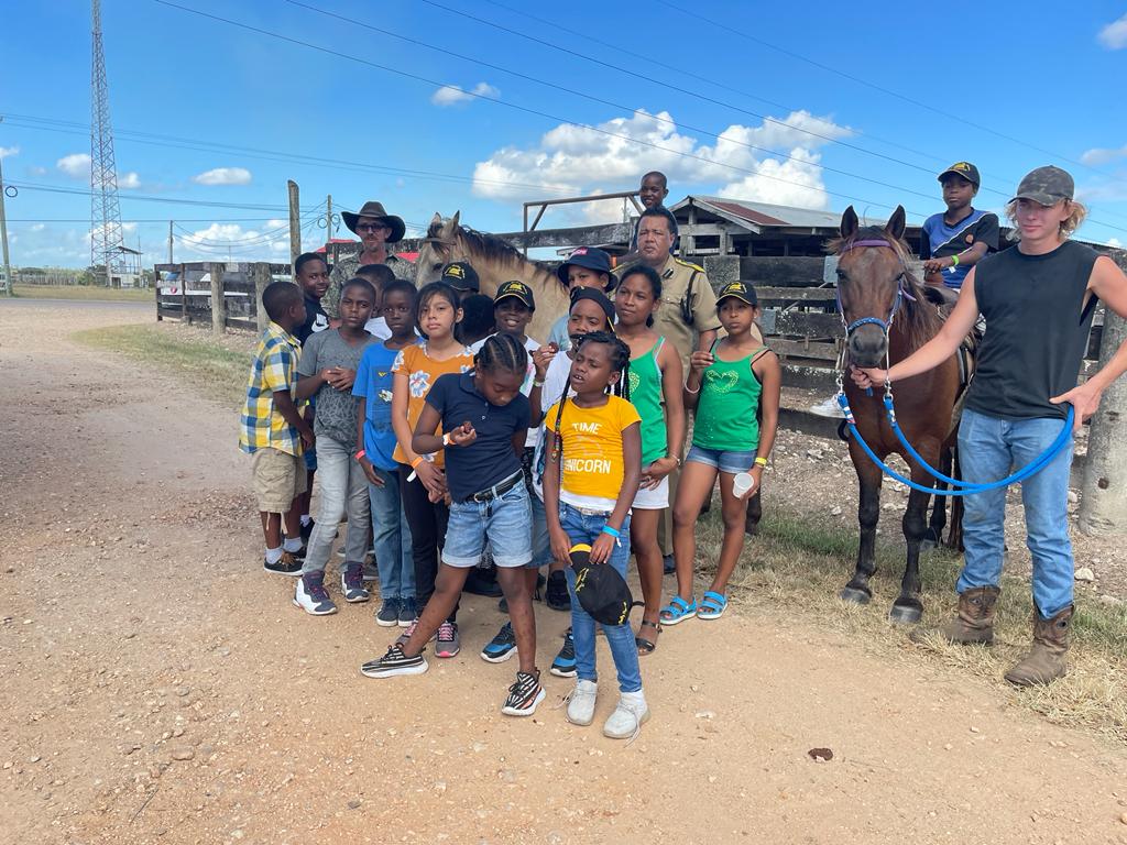 Policía de Belice lleva a más de 50 niños a un recorrido rural por el Mirador Español